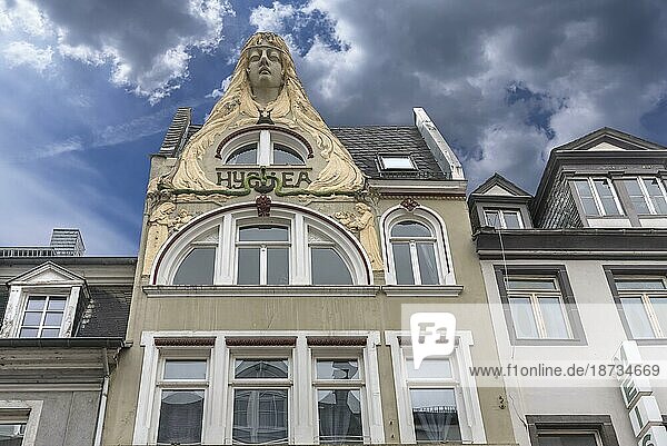 Jugendstilfassade eines Wohn- und Geschäftshauses mit Marienskulptur  1900  Koblenz  Rheinland-Pfalz  Deutschland  Europa