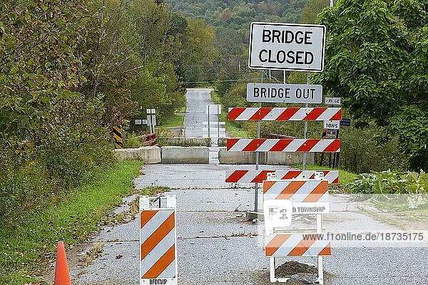 Bradford  Pennsylvania  Schilder weisen darauf hin  dass die Clarks Lane Brücke über den West Branch des Tunungwant Creek unpassierbar ist
