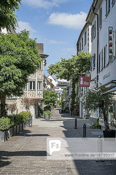 Die Seestraße als Fußgängerzone in der Altstadt von Radolfzell am Bodensee  Landkreis Konstanz  Baden-Württemberg  Deutschland  Europa