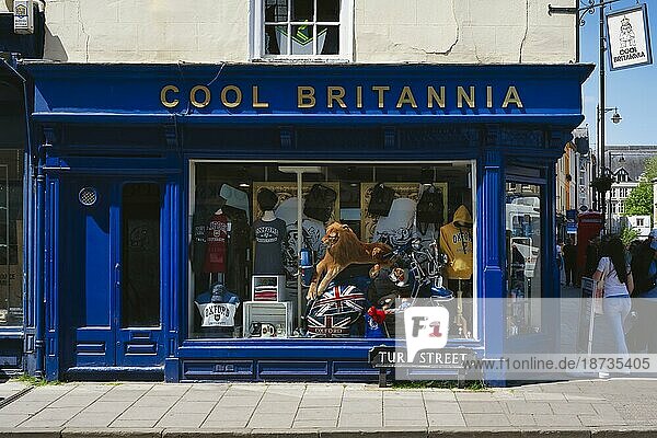Traditional souvenir shop with items from Great Britain in the old town of Oxford  Oxfordshire England  Great Britain