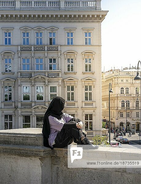 Touristin sitzt auf eine Balustrade  Albertina  Helmut-Zilk-Platz  Wien  Österreich  Europa
