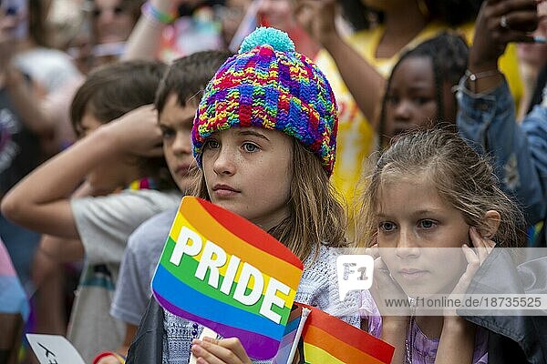 Detroit  Michigan USA  11. Juni 2023  Schwule  Lesben  Bisexuelle und Transgender Aktivisten und ihre Verbündeten marschieren bei der Motor City Pride Parade für Gleichberechtigung