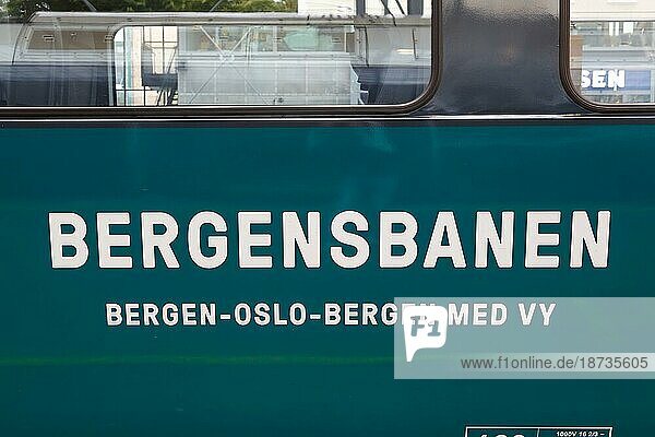 Aufschrift am Zug der Bergenbahn Bergensbanen im Bahnhof Bergen  Norwegen  Europa
