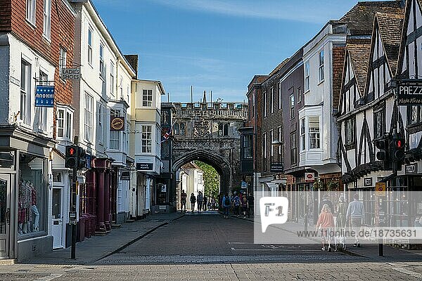 The Highstreet with the Northgate  built between 1327 and 1342  in the old town of Salisbury  Wiltshire  England  United Kingdom  Europe