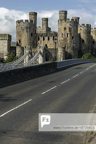 Schloss und Strassenbrücke  Conwy  Wales  Großbritannien  Europa