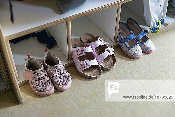 Schuhe an einer Garderobe in einem Kindergarten  Potsdam  Deutschland  Europa