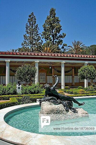 Bronzestatue im äußeren Peristylgarten der Getty Villa  Malibu  Kalifornien  USA  Nordamerika