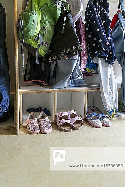 Jacken und Schuhe an einer Garderobe in einem Kindergarten  Potsdam  Deutschland  Europa