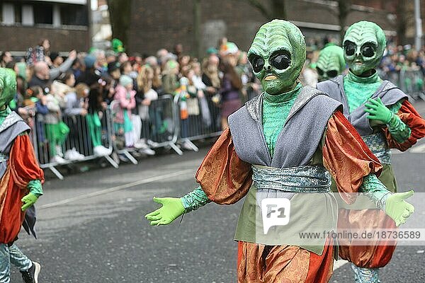 Eine farbenfrohe  weltfremde Gruppe bei der St. Patrick's Day Parade in Dublin im Jahr 2023. Dublin  Irland  Europa