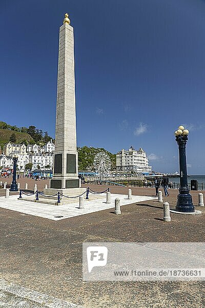 Monument  Kreuzung North Parade und South Parade  Strandpromenade  Seebad Llandudno  Wales  Großbritannien  Europa