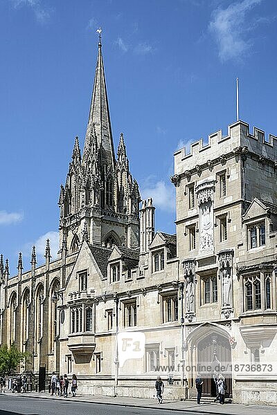 Das All Souls College rechts und die St. Marys Church links an der High Street in der Altstadt von Oxford  Oxfordshire England  Großbritannien  Europa