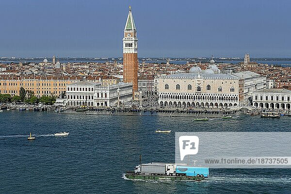 Schiffsverkehr  Transport von LKW vor dem Campanile San Marco  Markusturm und Dogenpalast  Stadtteil San Marco  Venedig  Region Venetien  Italien  Europa