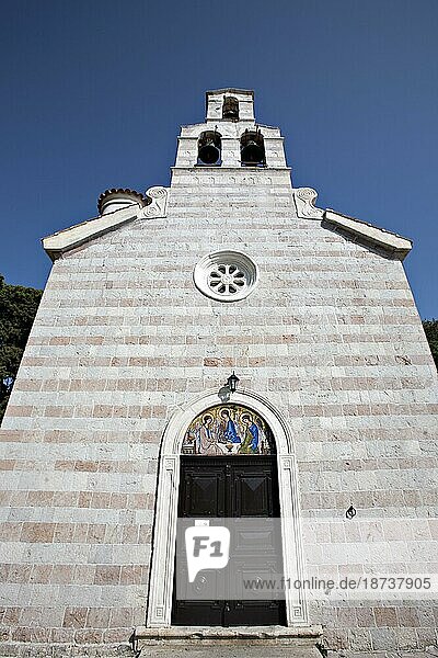 Glockenturm. Orthodoxe Kirche der Heiligen Dreifaltigkeit (Crkva Sv. Trojice) in Budva. Sie wurde im Jahre 1804 erbaut. Budva  eine der am besten erhaltenen mittelalterlichen Städte im Mittelmeerraum. Montenegro