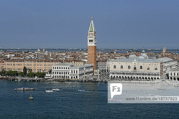 Schiffsverkehr vor dem Campanile San Marco  Markusturm und Dogenpalast  Stadtteil San Marco  Venedig  Region Venetien  Italien  Europa