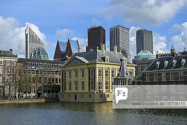 Museum Mauritshuis am Hofvijver  Hofweiher  im Hintergrund die moderne Skyline  Den Haag  Holland  Niederlande  Europa