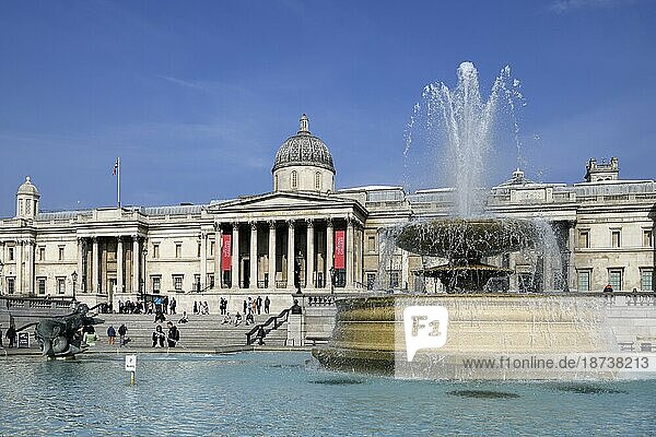 Brunnen auf dem Trafalgar Square  im Hintergrund die National Gallery  Westminster  London  England  Großbritannien  Europa