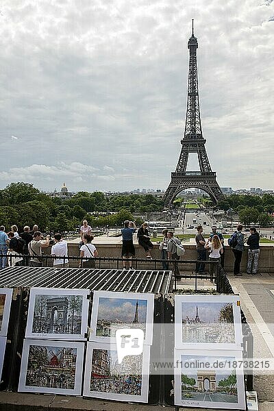 Paris  1. Juli 2007. Menschen und Touristen besuchen Paris am 1. Juli 2007. Es gibt einen guten Blick auf den Eiffelturm  Frankreich  Europa