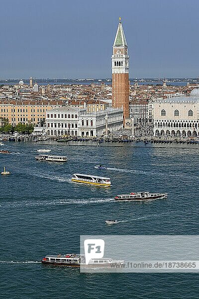 Schiffsverkehr vor dem Campanile San Marco oder Markusturm und Dogenpalast  Stadtteil San Marco  Venedig  Region Venetien  Italien  Europa