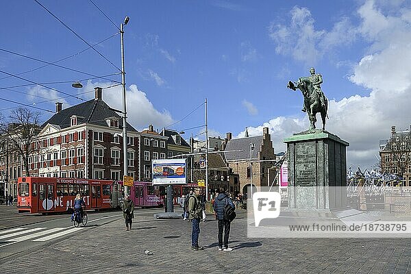 Passanten vor dem Reiterstandbild von König Wilhelm II. der Niederlande  Binnenhof  Den Haag  Holland  Niederlande  Europa