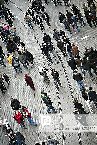 Spaziergänger auf der Istiklal Straße in Beyoglu am 18. Oktober. Beyoglu ist eine der bekanntesten Straßen von Istanbul  Istanbul  Türkei  Asien