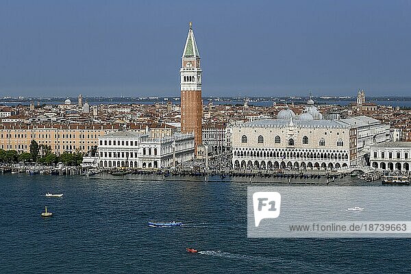 Schiffsverkehr vor dem Campanile San Marco  Markusturm und Dogenpalast  Stadtteil San Marco  Venedig  Region Venetien  Italien  Europa