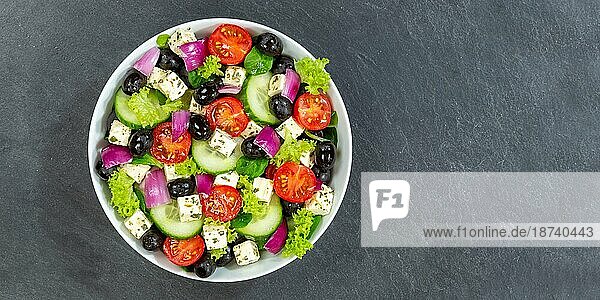Griechischer Salat mit frischen Tomaten Oliven und Feta Käse gesunde Ernährung Essen von oben auf Schiefertafel Banner mit Textfreiraum in Stuttgart  Deutschland  Europa