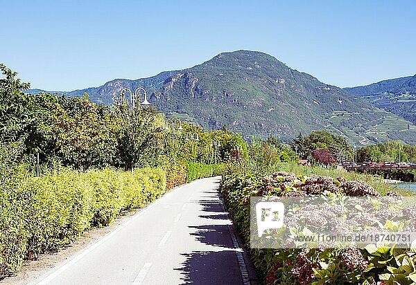 Radweg in Bozen (Südtirol) Italien