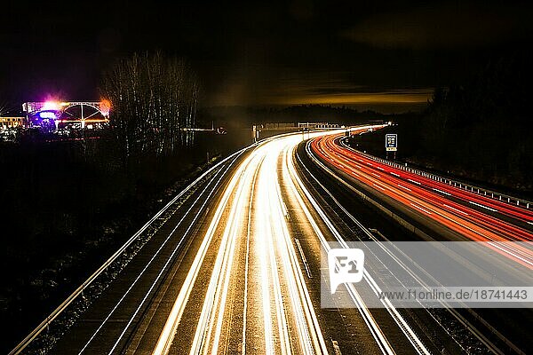 Lichtspuren auf einer deutschen Autobahn an der Autobahnausfahrt Pfaffenhofen