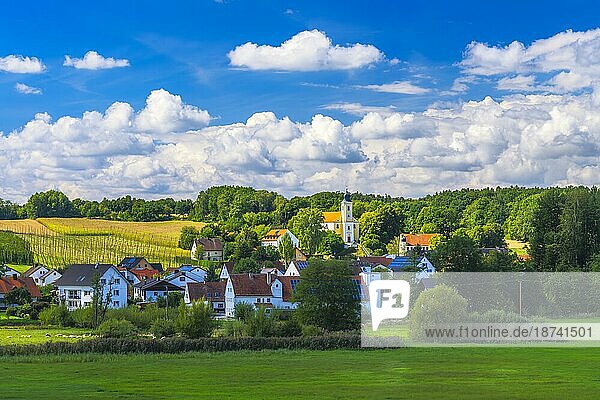 Das idyllische Dorf Lindkirchen in Bayern in der Hallertau