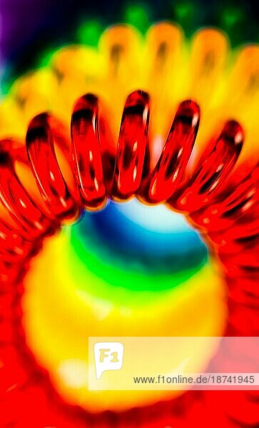 Abstrakter Hintergrund verschiedener spiralförmiger Haargummis mit selektivem Fokus und geringer Schärfentiefe