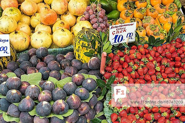 Exotische Früchte auf einem Markt in Istanbul