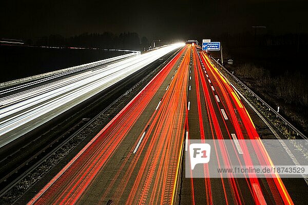 Lichtspuren auf einer deutschen Autobahn an der Autobahnausfahrt Pfaffenhofen