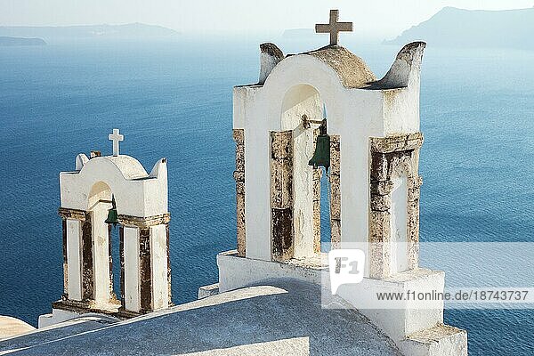 Zwei kleine Glockentürme in Oia auf Santorini