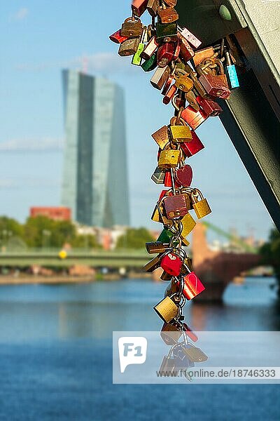 Liebesschlösser als Symbol für ewige Liebe mit der Europäischen Zentralbank in Frankfurt im Hintergrund