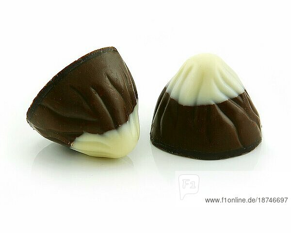 Schokolade Süßigkeiten vor weißem Hintergrund