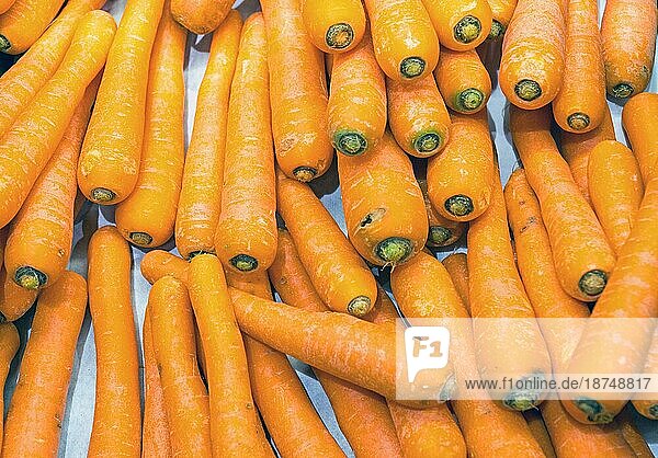 Karotten zum Verkauf auf dem Gemüsemarkt