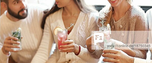 Junge Männer und Frauen trinken Cocktails auf einer Party. Feiern und Party Konzept