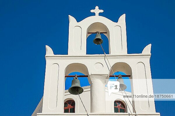 Ein typischer Glockenturm einer Kirche in Oia auf Santorin