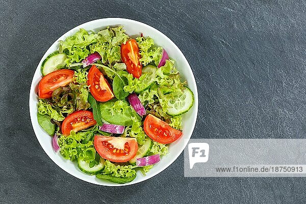 Gemischter Salat mit frischen Tomaten gesunde Ernährung Essen von oben mit Textfreiraum Copyspace auf Schiefertafel in Stuttgart  Deutschland  Europa