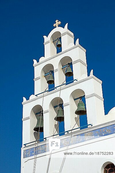 Glockenturm einer Kirche in Oia auf Santorini