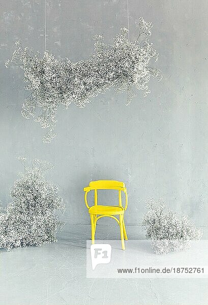 Weißer Retro Sessel inmitten von Sträußen flauschiger weißer Blumen in einem hellen Studio mit grauer Wand und grauem Boden