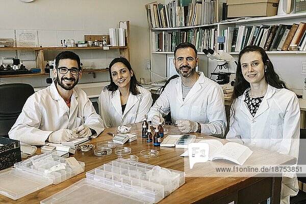 Eine Gruppe von Wissenschaftlern  die Herbarmaterial untersuchen  sitzt an einem gemeinsamen Tisch im Labor. Teamarbeit. Forschungsprojekte