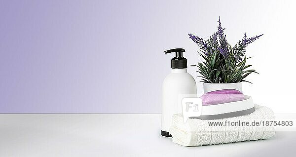 Seife und Handtuch auf einem weißen Hintergrund