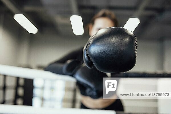 Starke lateinischen Boxen Frau auf den Ring im Fitnessstudio. Athletische Mädchen Ausbildung Muay Thai Boxen für Bodybuilding und gesunden Lebensstil Konzept. Workout im Sportverein