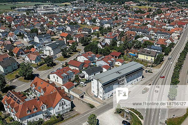 Luftbild eines Teils von Beilngries im Naturpark Altmühltal  Bayern  Deutschland mit Ärztehaus und mehreren Neubauten  Wohnblocks  Parkhaus und großer Kreuzung