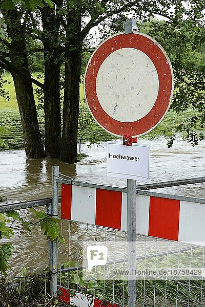 Straßensperre wegen Überschwemmung nach starkem Regen