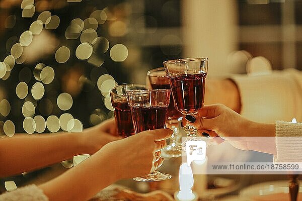 Familie Freunde haben Spaß zusammen im Winter essen Essen auf einem Holztisch. Konzept der Freundschaft. Fröhliche Menschen genießen die Feier zu Hause oder im Restaurant. Urlaub Konzept