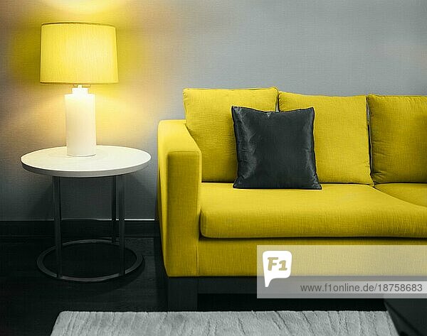 Gemütliches schönes Wohnzimmer mit leuchtendem gelben Sofa und Lampe mit Kopierraum. Getöntes Bild