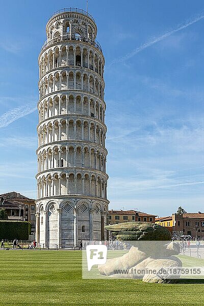 PISA  TOSKANA/ITALIEN - 17. APRIL : Außenansicht des Schiefen Turms von Pisa in der Toskana  Italien  am 17. April 2019. Drei nicht identifizierte Personen  Europa
