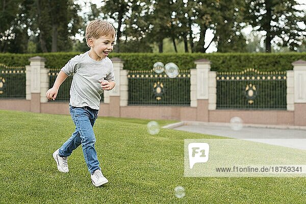 Junge spielt mit Seifenblasen